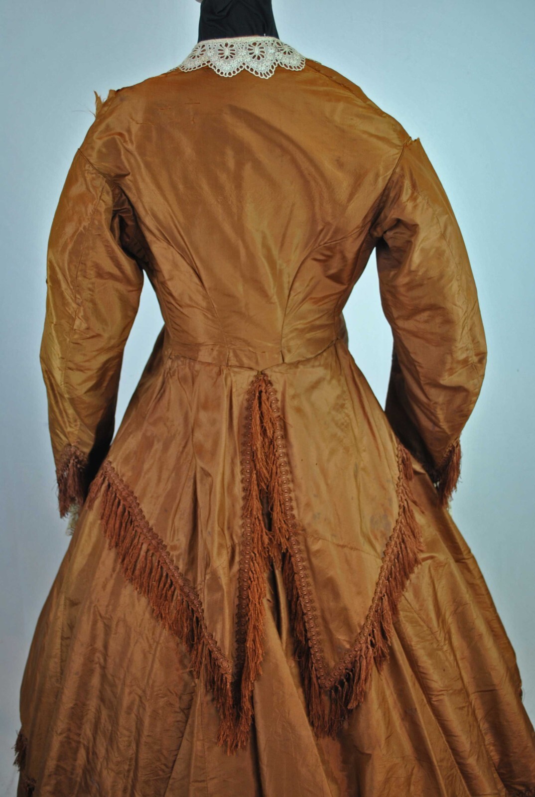 VICTORIAN COPPER COLORED SILK TAFFETA DAY DRESS, c1850s