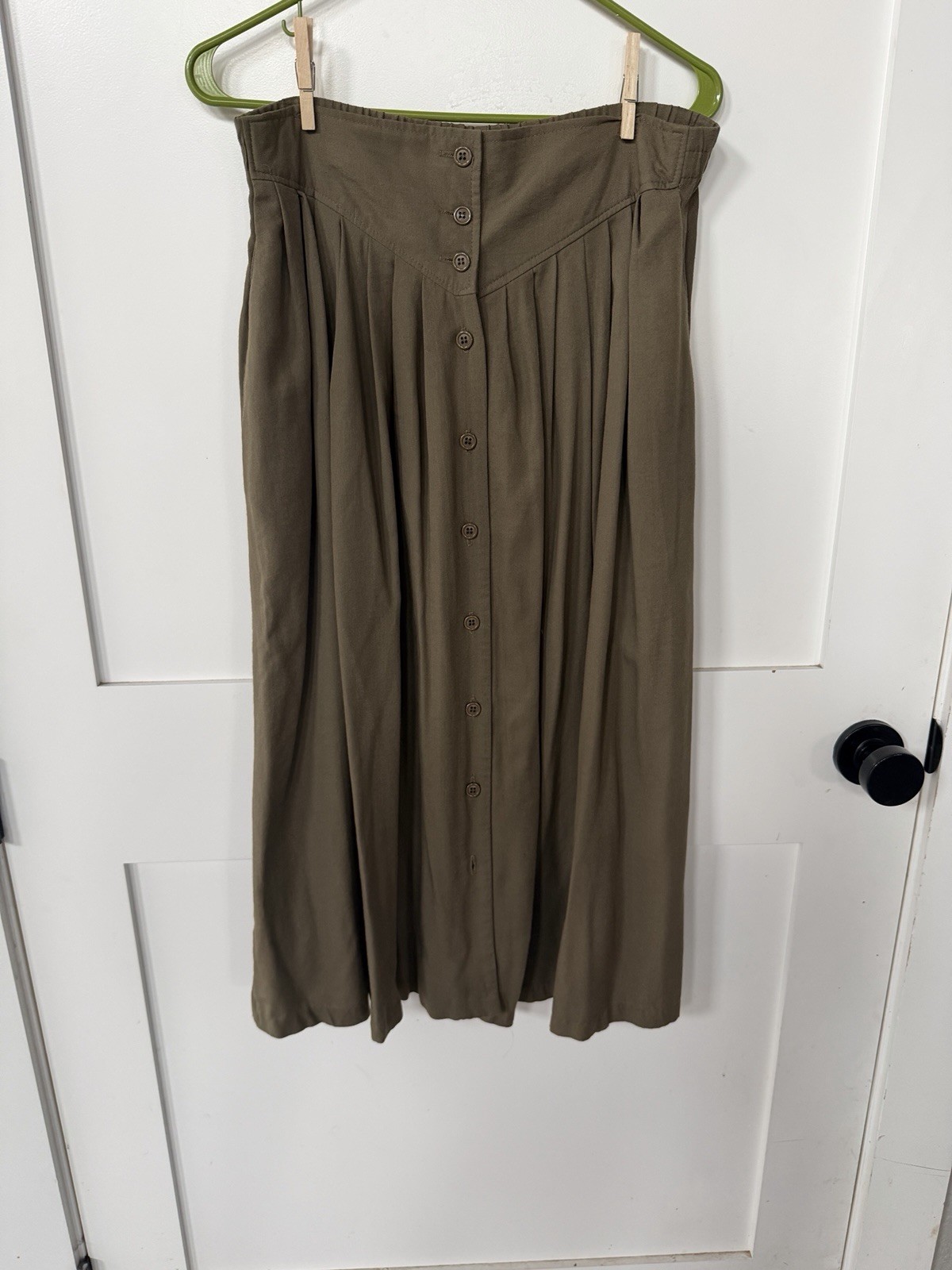 Vintage Walnut Sportswear Medium A Line Flowy Skirt Olive Color V Shape Front