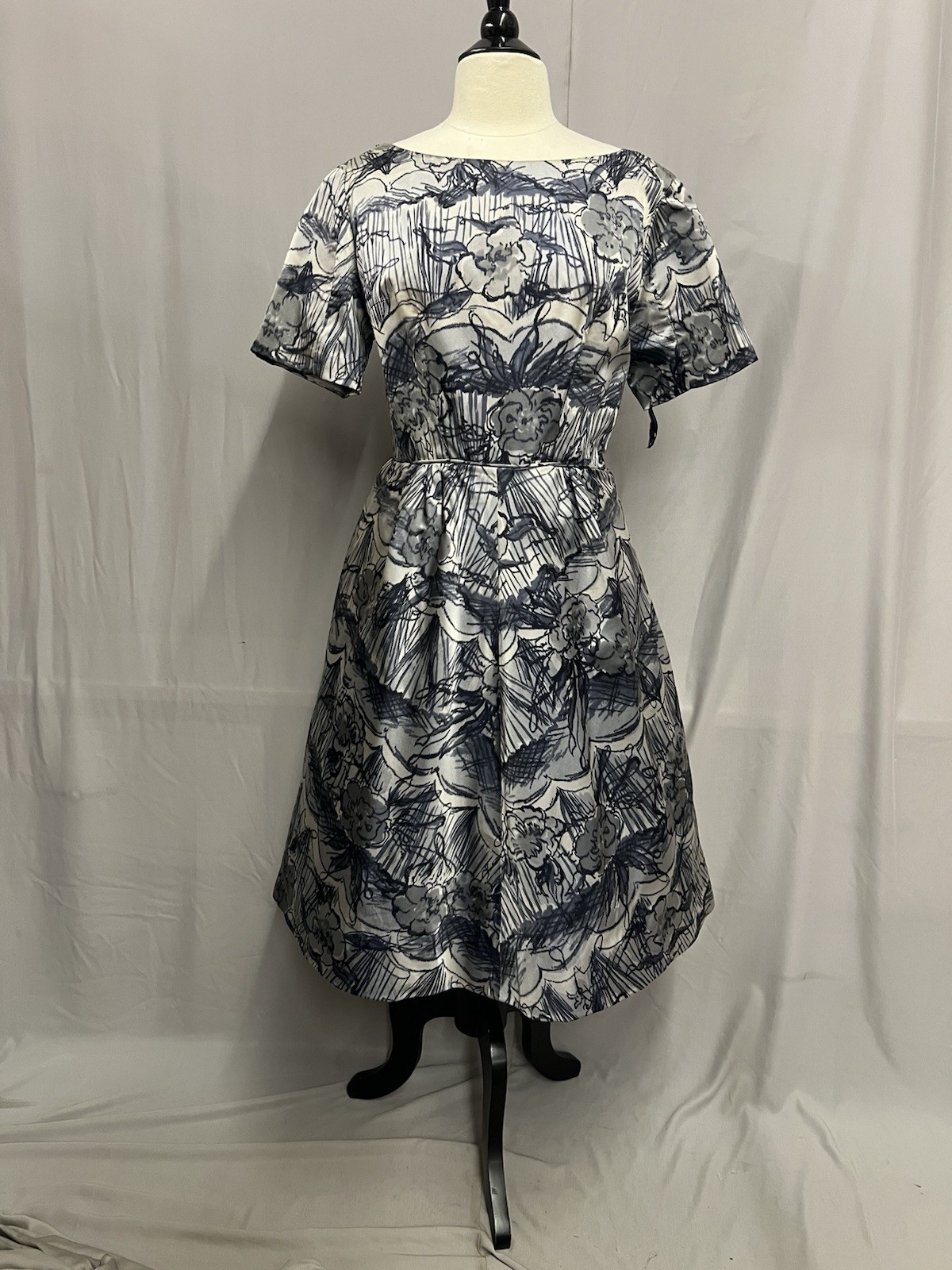 Lovely Printed Silk 1950’s Nettie Rosenstein Dress For Neiman Marcus