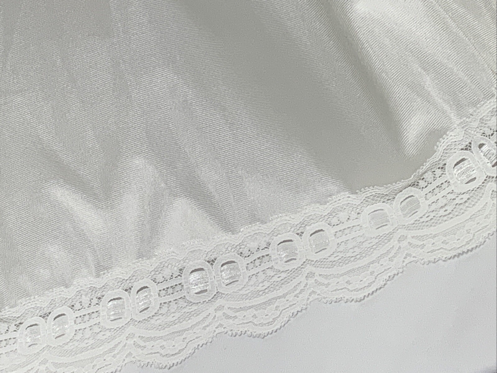 Vintage Olga Secret Hug Half Slip Skirt Lace Trim Size Small Satin Ribbon Bow
