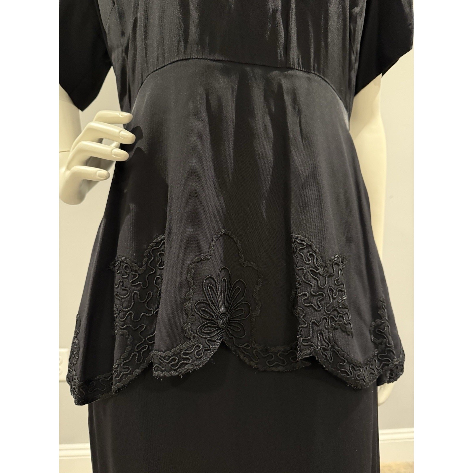 VTG FORM FIT NEW YORK BLACK Embroidered Detail Peplum Keyhole Neckline Dress