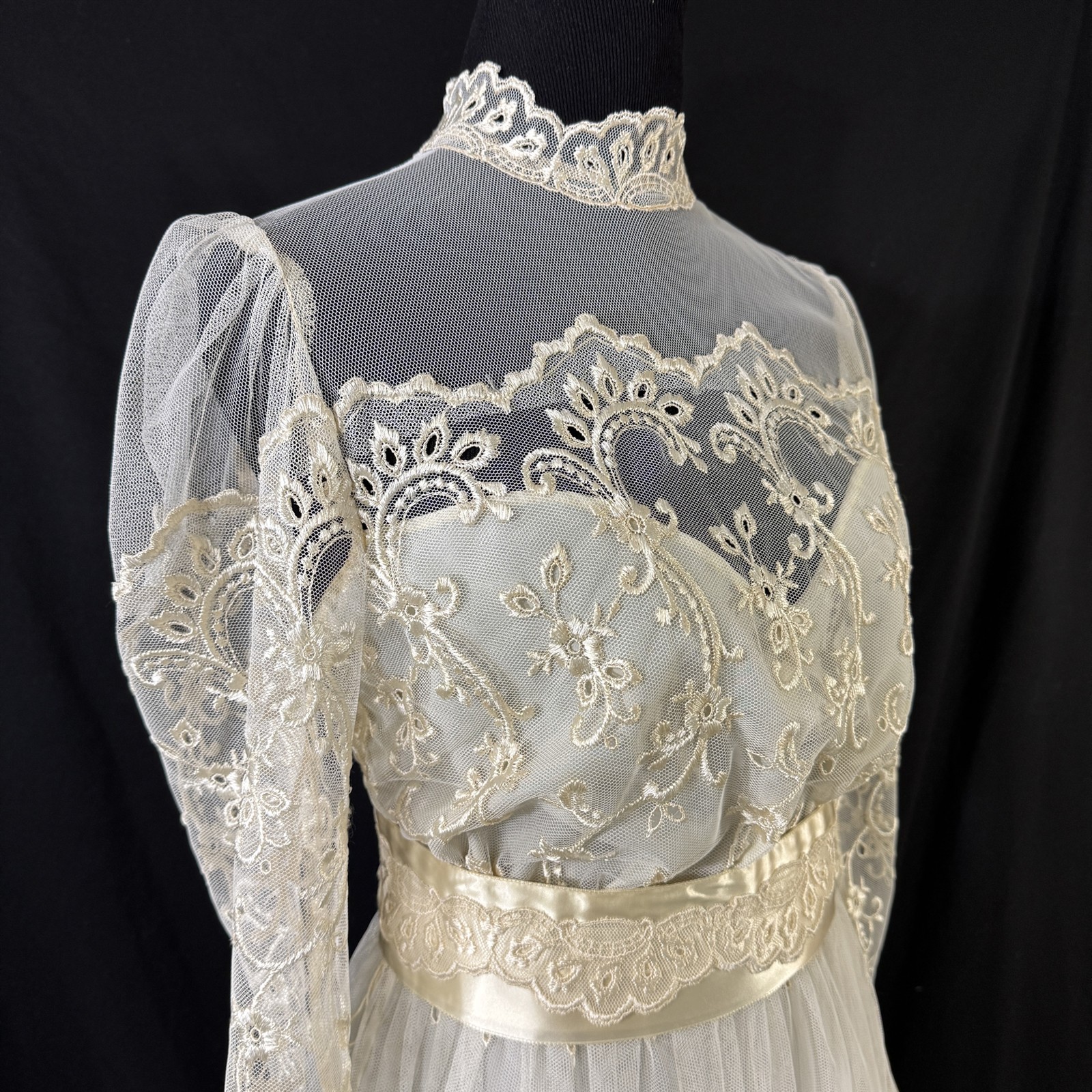 Country Elegance Wedding Dress Bridal Ivory Tulle Lace Size 12 Vintage 1980s USA