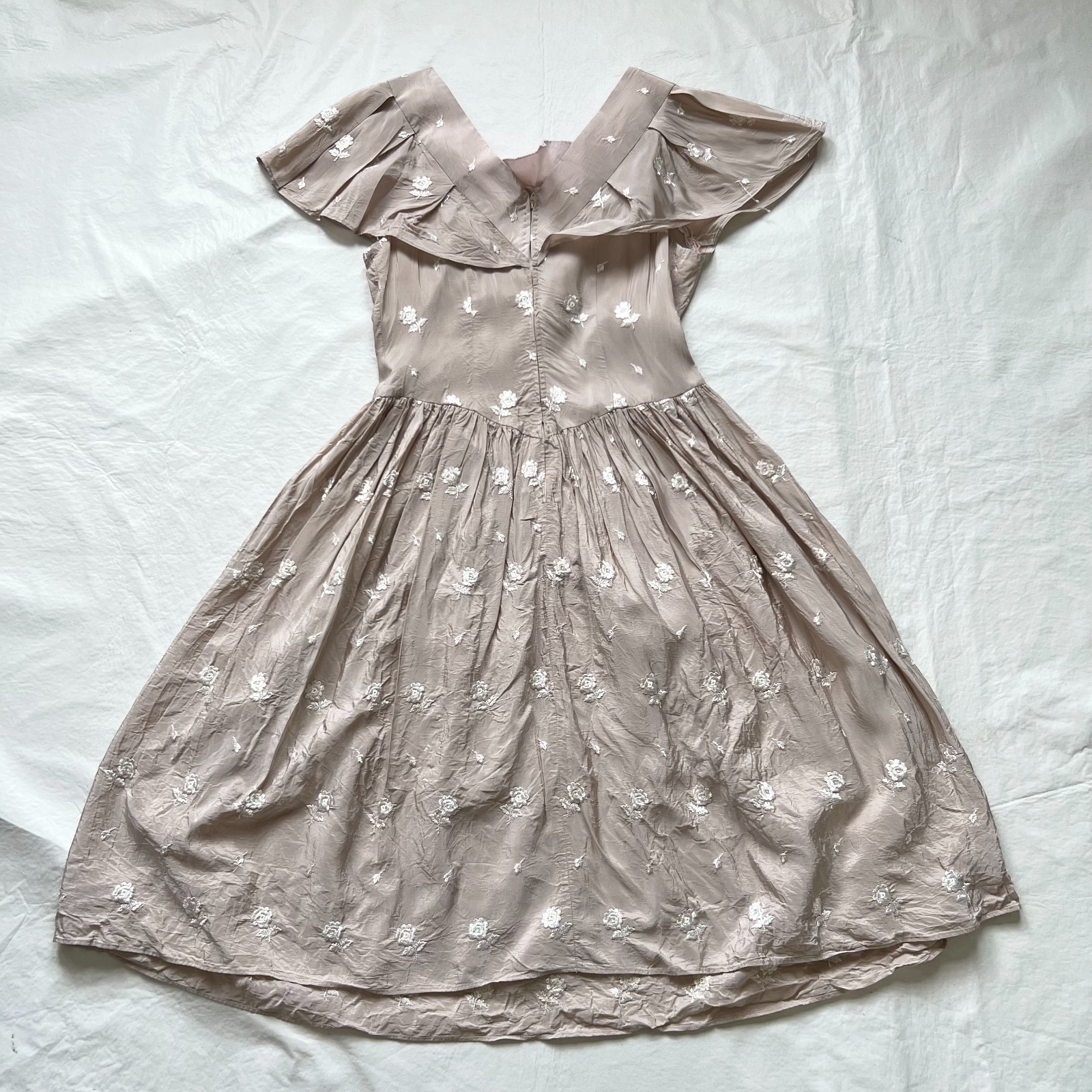 Vintage dress 80s does 50s taupe beige short sleeve embroidered flowers size 4