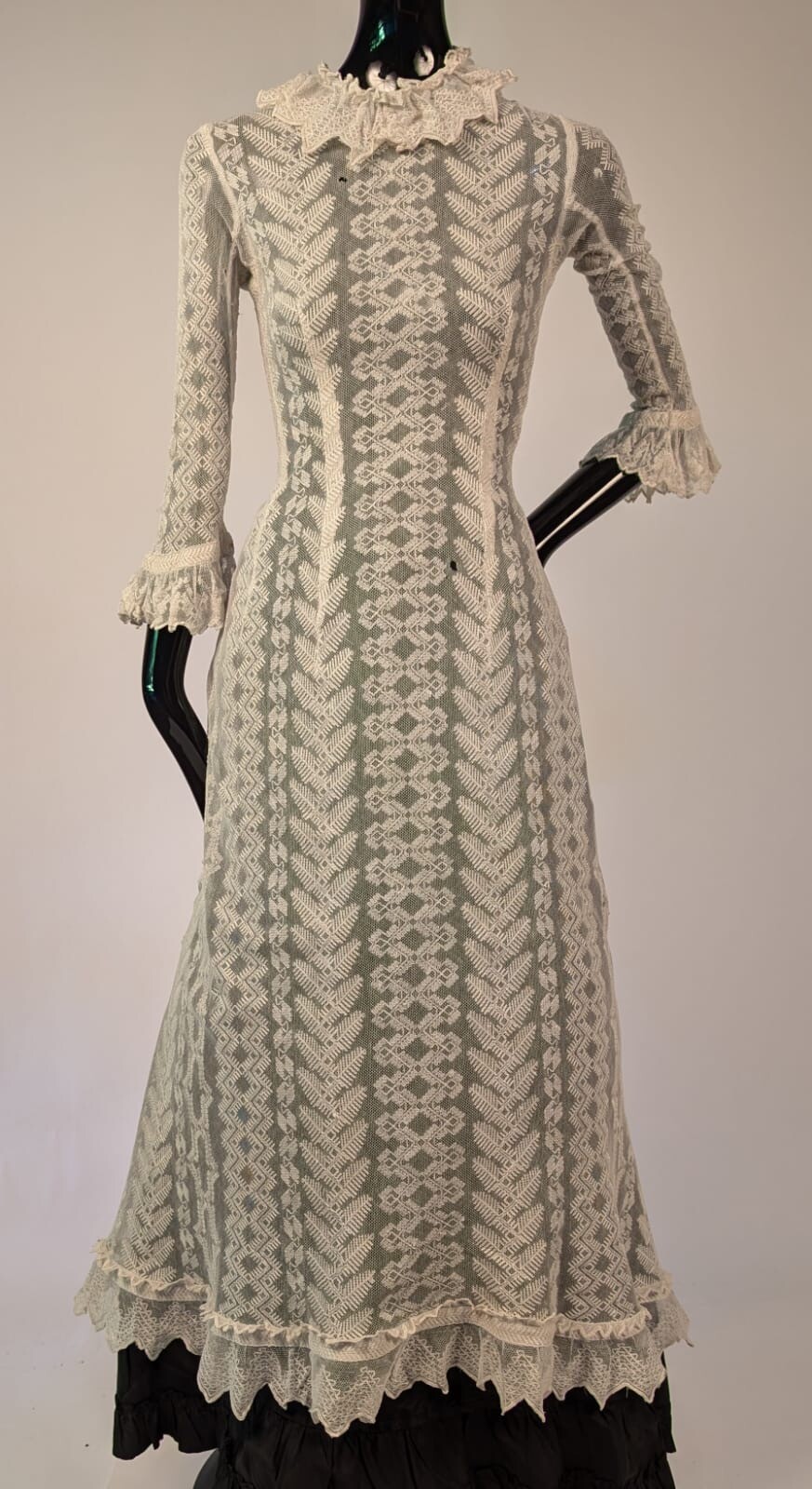 ANTIQUE VICTORIAN 19TH C PRINCESS STYLE LACE BUSTLE DRESS W RUFFLES