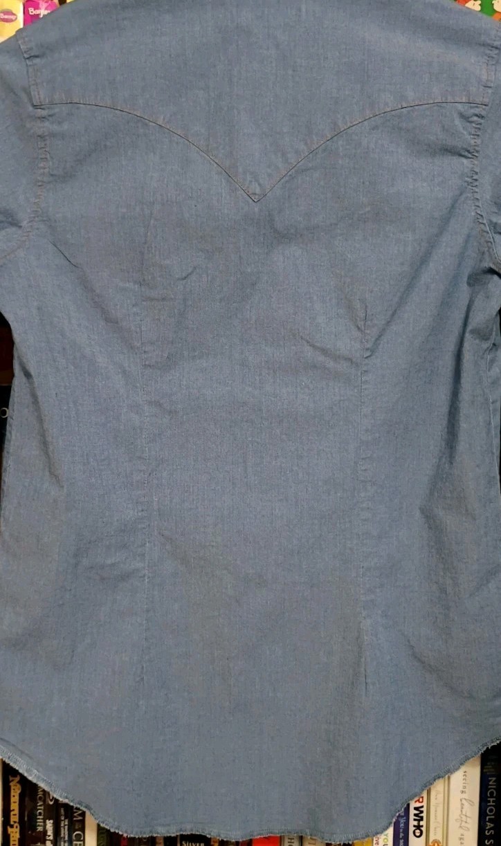 Vintage Wrangler Denim Pearl Snap Shirt~Custom Frayed Hem~Signature Pkts Size S