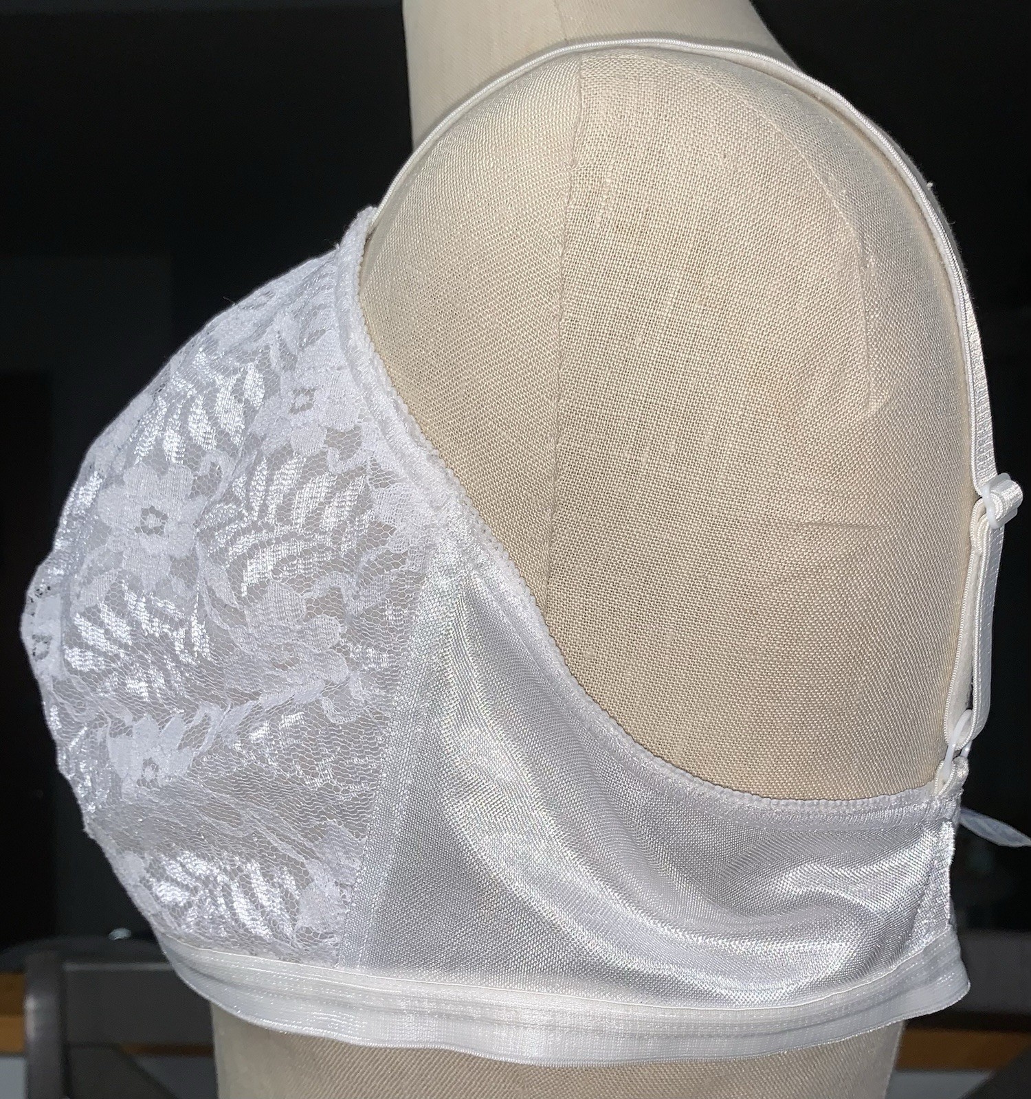 B9 NOS 1722 WALMART SIMPLY BASIC 42C CLASSIC WHITE MODEST PROMO BRA GRANNY LACE