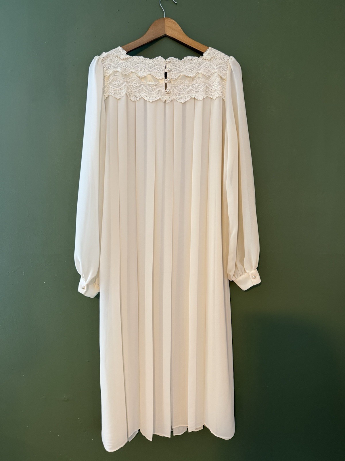 Vintage 1970s Chez California Ivory Pleated Peignoir Nightgown Chiffon Lace