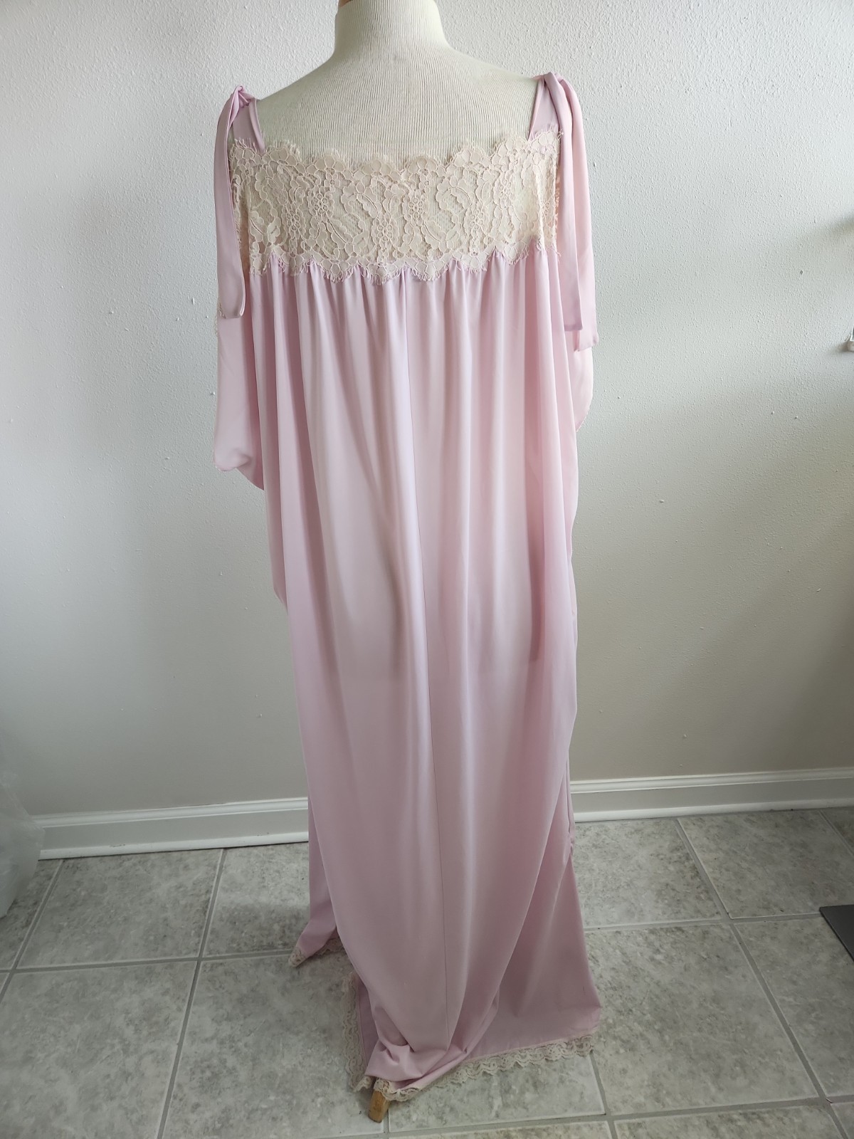 Vtg Lucie Ann Long Nightgown Pink Sz L-XL Lace Bodice Cap Sleeves Unique Style