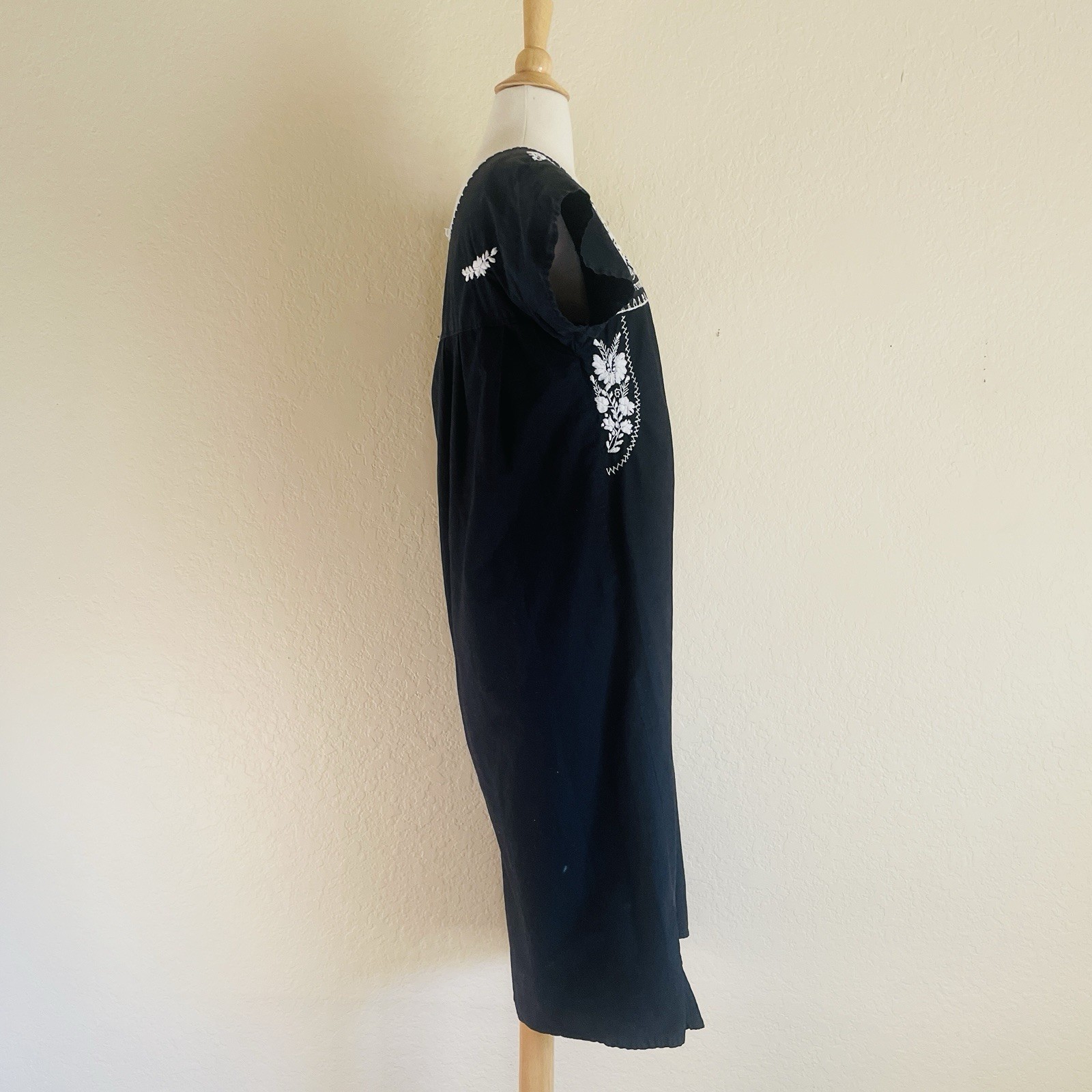 Vintage Black White Cotton Embroidered Floral Boho Hippy Mexican Dress~Small/Med