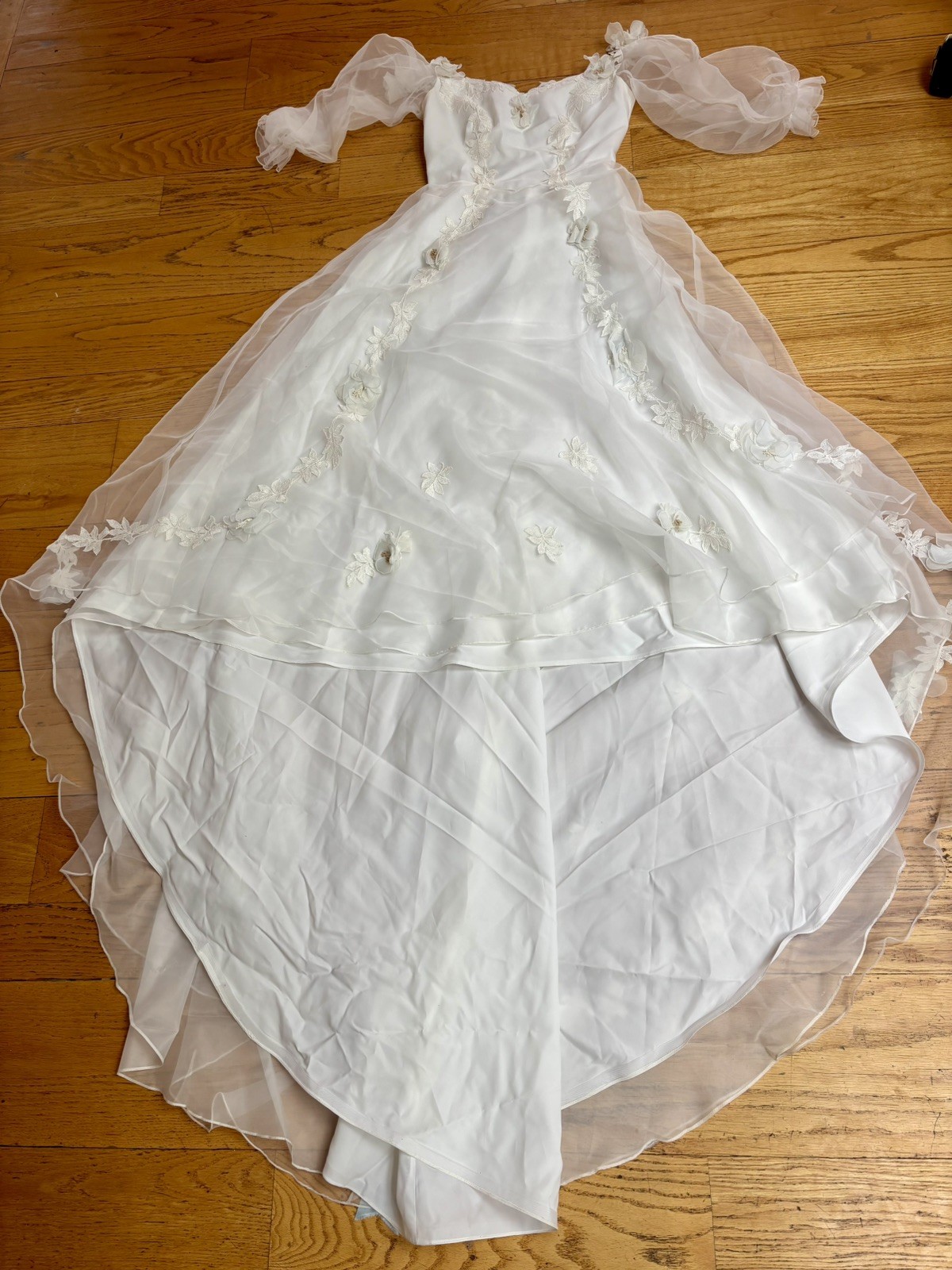 VINTAGE 1970’S WHITE LACE DAISY JULIET SLEEVE DRESS Blue Bows Bridal