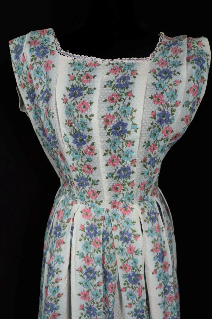 Vintage 1950’s Cotton White Full Crinoline Skirt Floral Dress Size 4-6