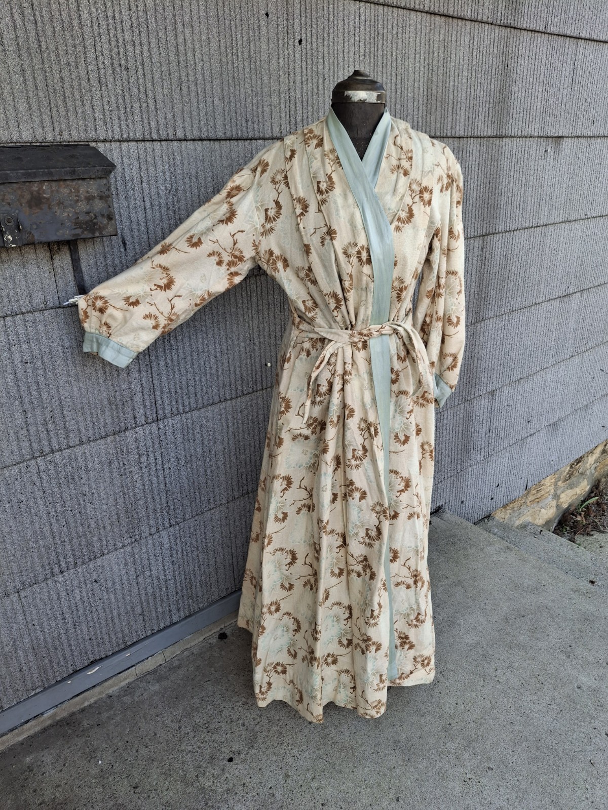 Vintage 1890s 1900s Victorian Edwardian flannel silk robe cream brown blue Asian