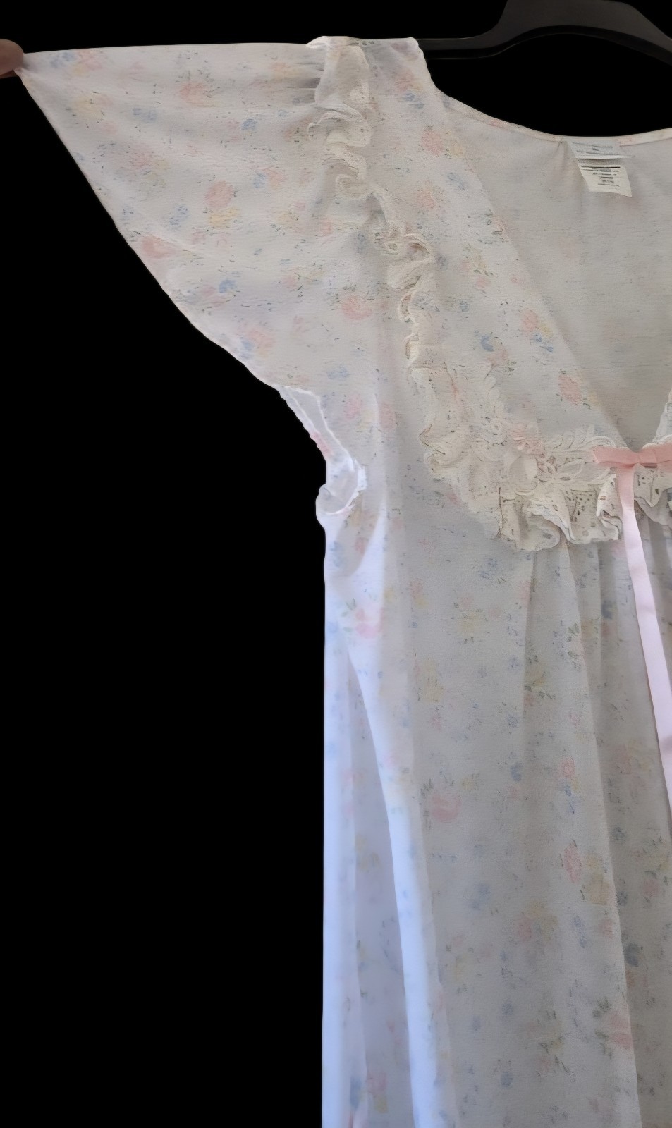 1970s GILLIGAN & O’MALLEY Ruffled Embroidered Floral Peignor Set W Lace Trim L