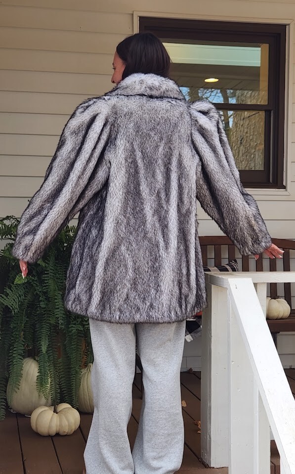 Sportowne Lush Black & Off White Faux Fur Coat Size 8 Vintage Side Pockets