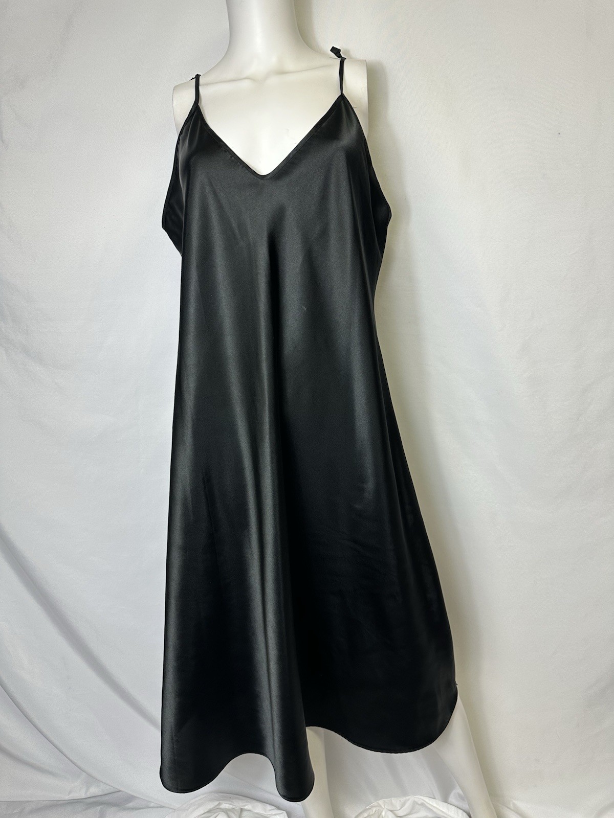 VINTAGE UNBRANDED BLACK SLIP / NIGHTGOWN XXL 100% POLYESTER