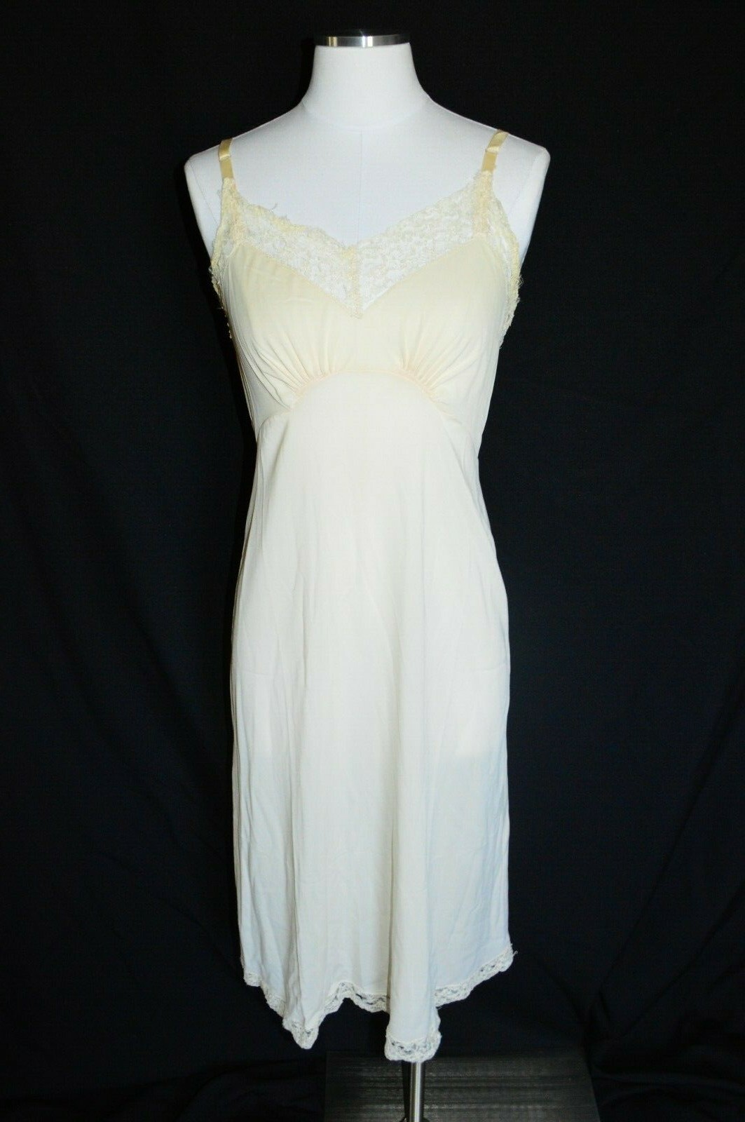 Carter’s Du Pont Nylon 34 Average Beige Lace Vintage Slip Dress
