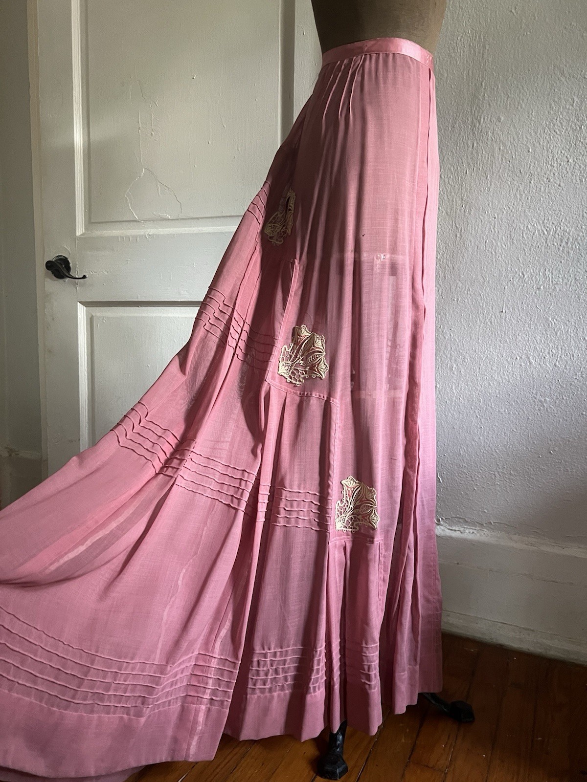 Antique Late Victorian/Early Edwardian Dusty Rose Pink Trained Skirt w/ Crochet