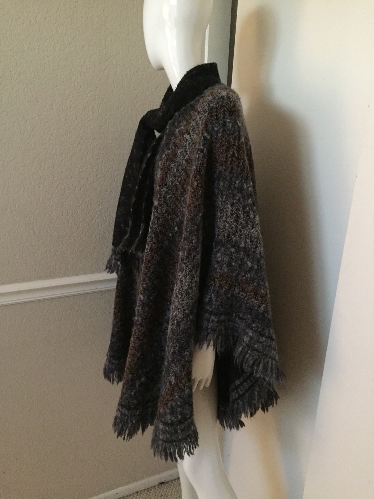 Oscar de la Renta Accessory Street VINTAGE! Wool Black/Gray Tied Neck Cape O/S