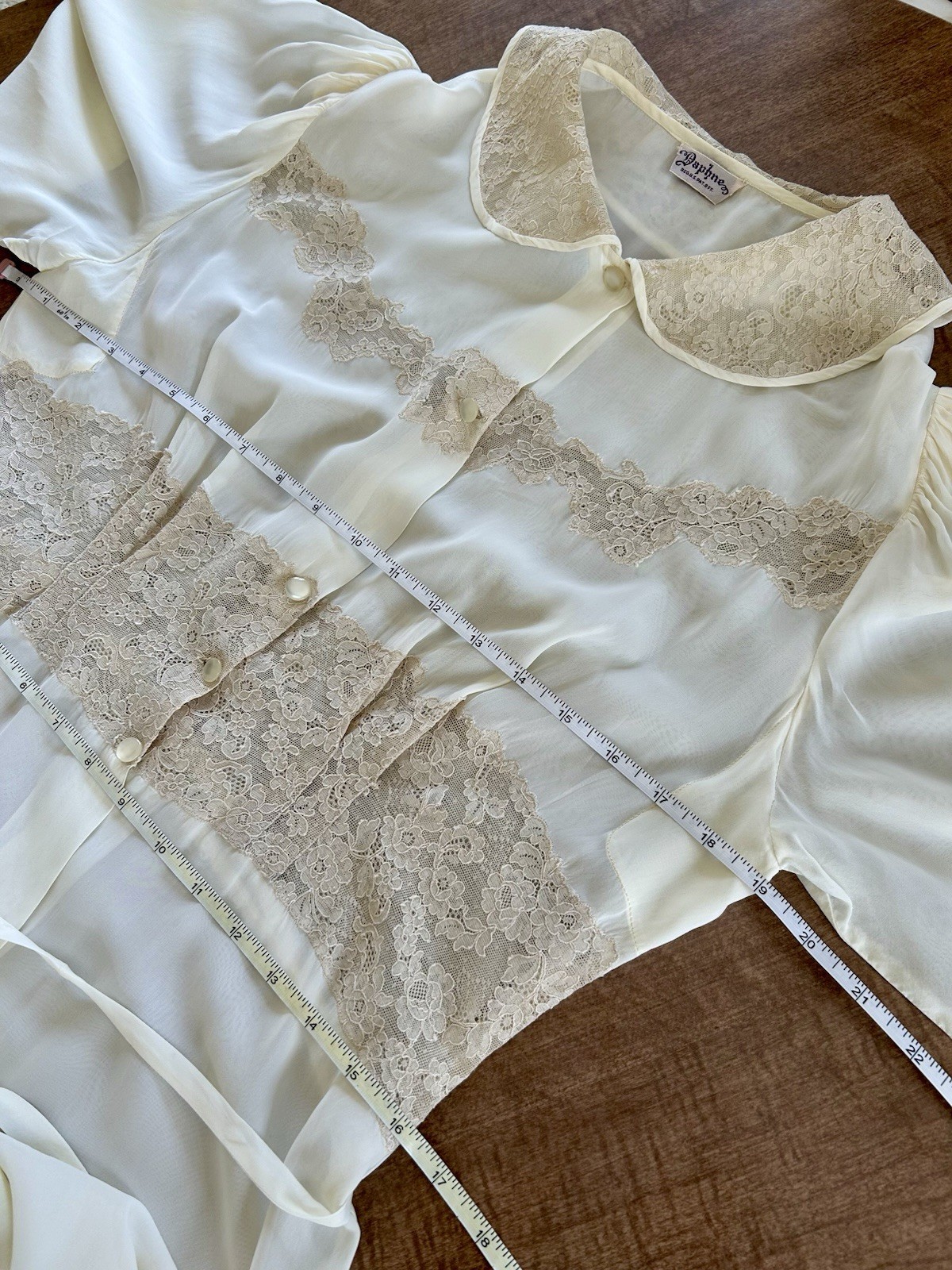 1940/50s Hollywood style dressing robe size M/L. Ivory rayon, beige cotton lace.