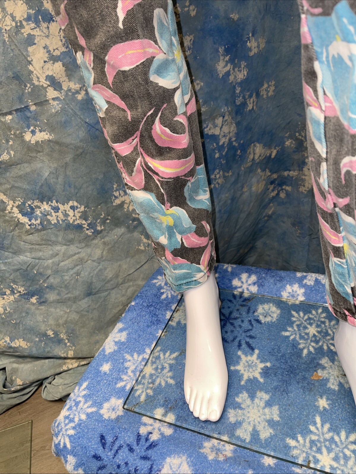 Vtg 1980s Juniors Sunset Blues Chic Floral Black Denim Tapered Leg Pants 27X28