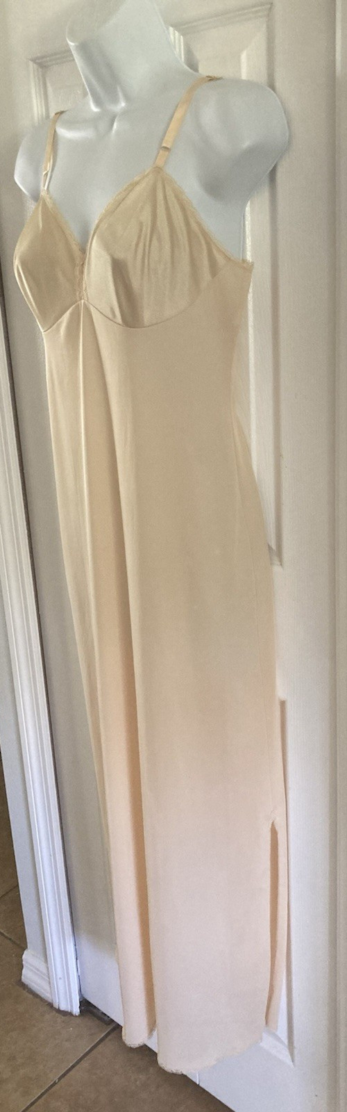 VTG Vanity Fair Beige Nylon Antron III Full Slip Dress Lingerie Lace Size 34 LL