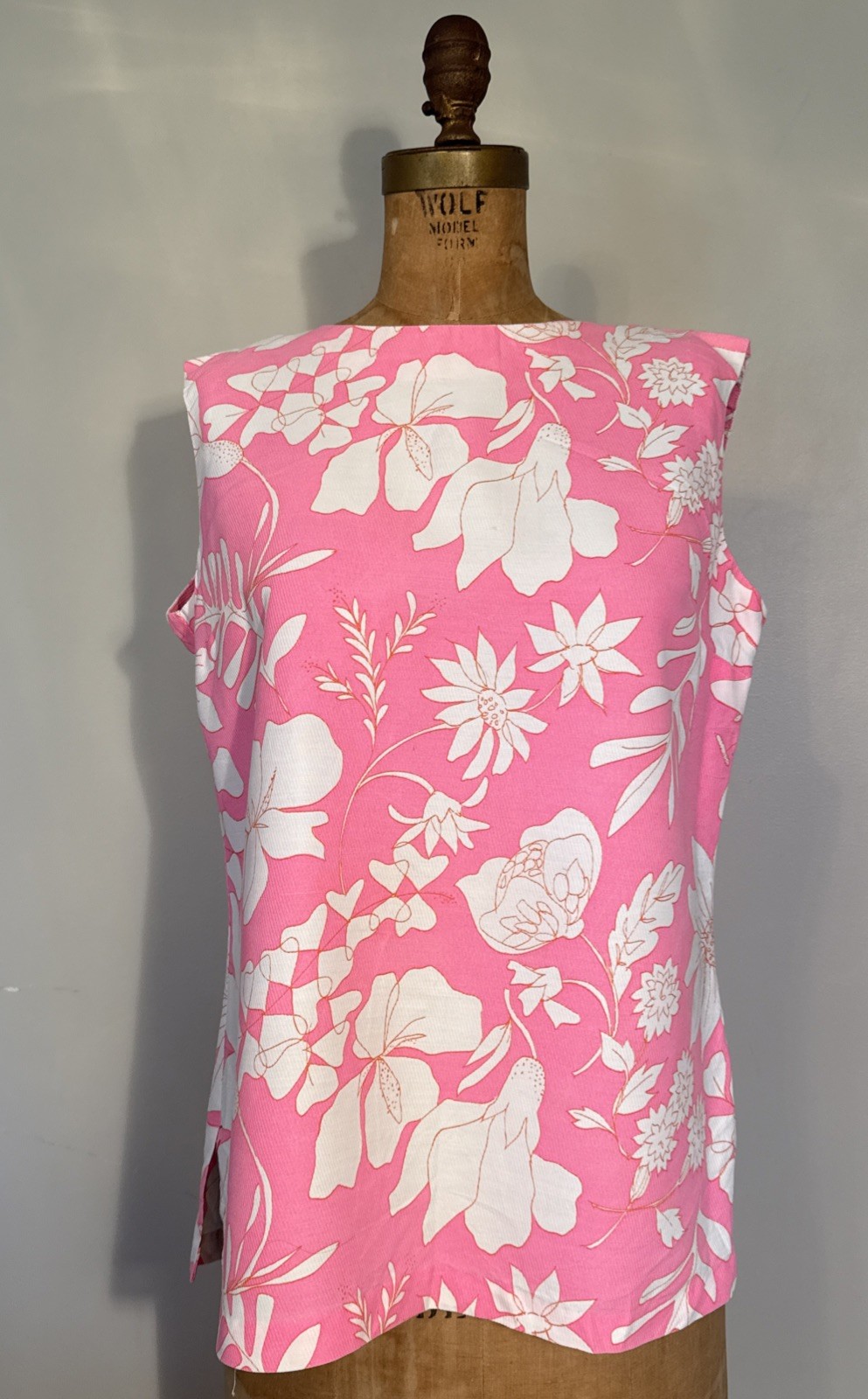Vintage 1960’s Shell Tank Blouse Hawaiian Print Fabric Back Buttons Union Made M