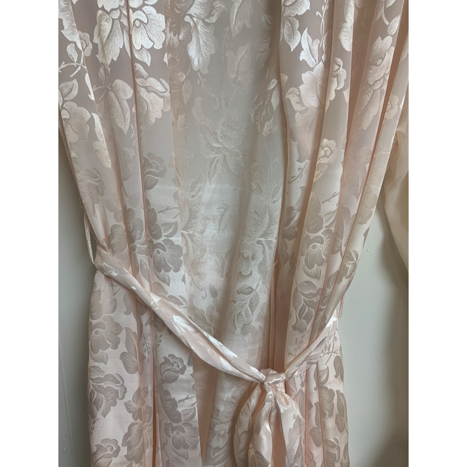 Intimo Amore Beautfiul Pink floral Sheer Polyester light robe size small VTG
