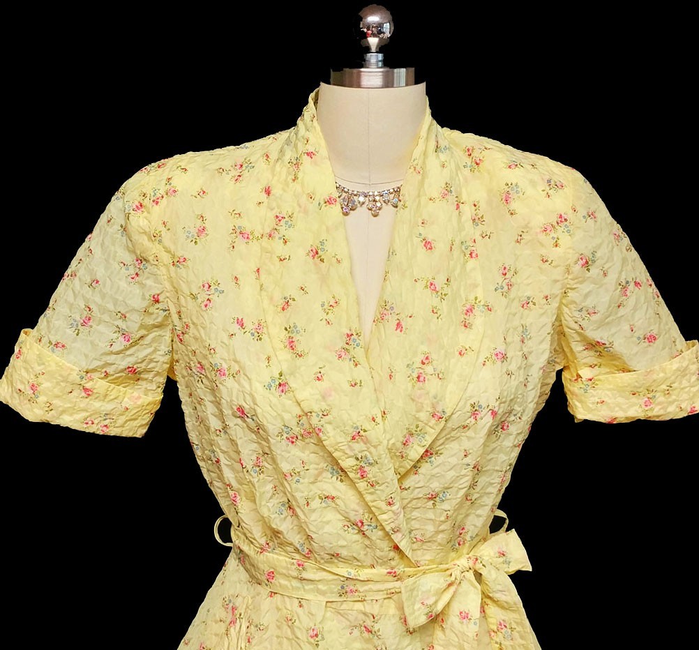 VINTAGE 40s / ‘50s ORIGINAL PAULETTE FLORAL SEERSUCKER GRAND SWEEP DRESSING GOWN