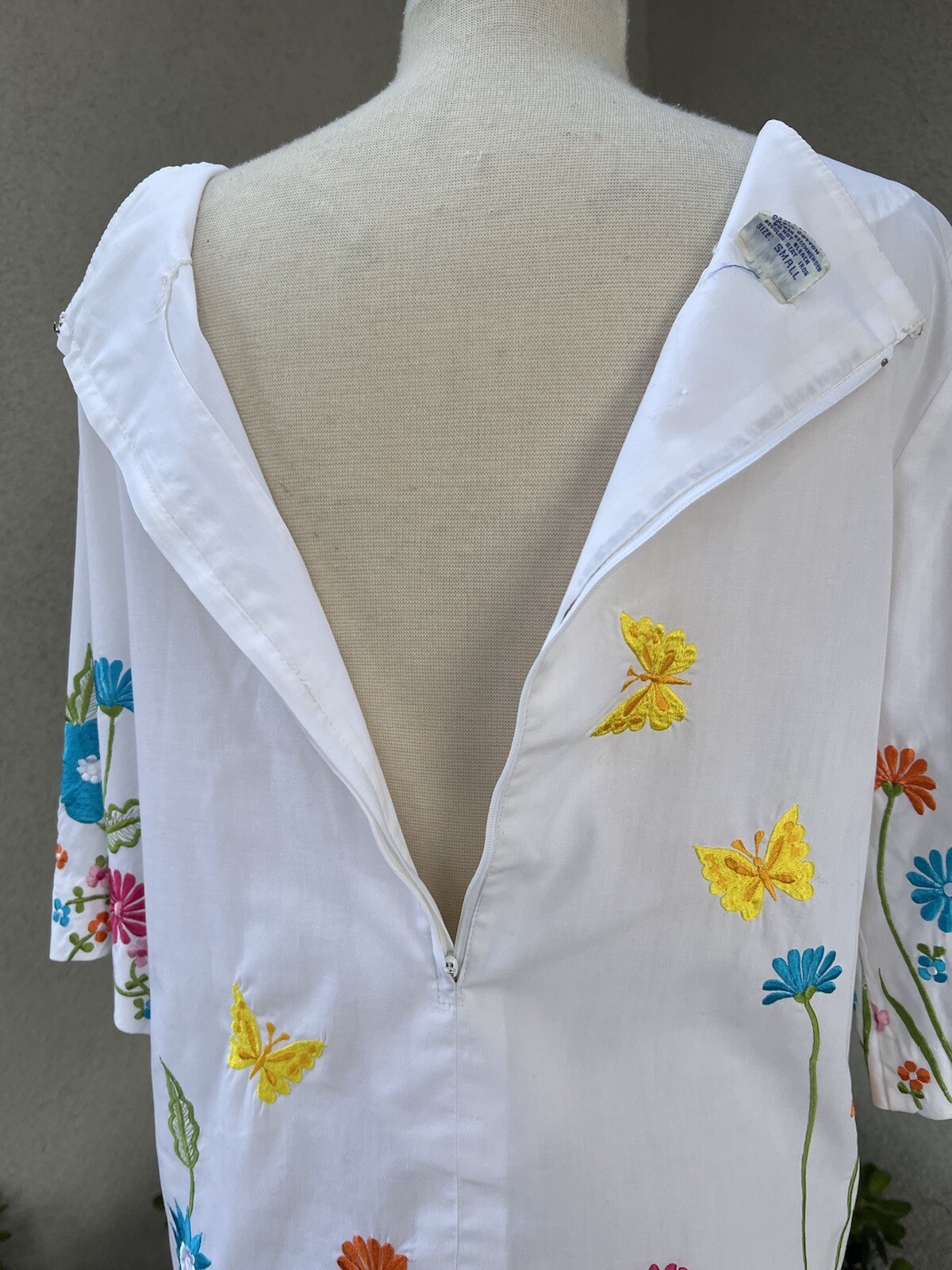 Vtg Boho Top Chuchi embroidered Colorful floral white Size Small