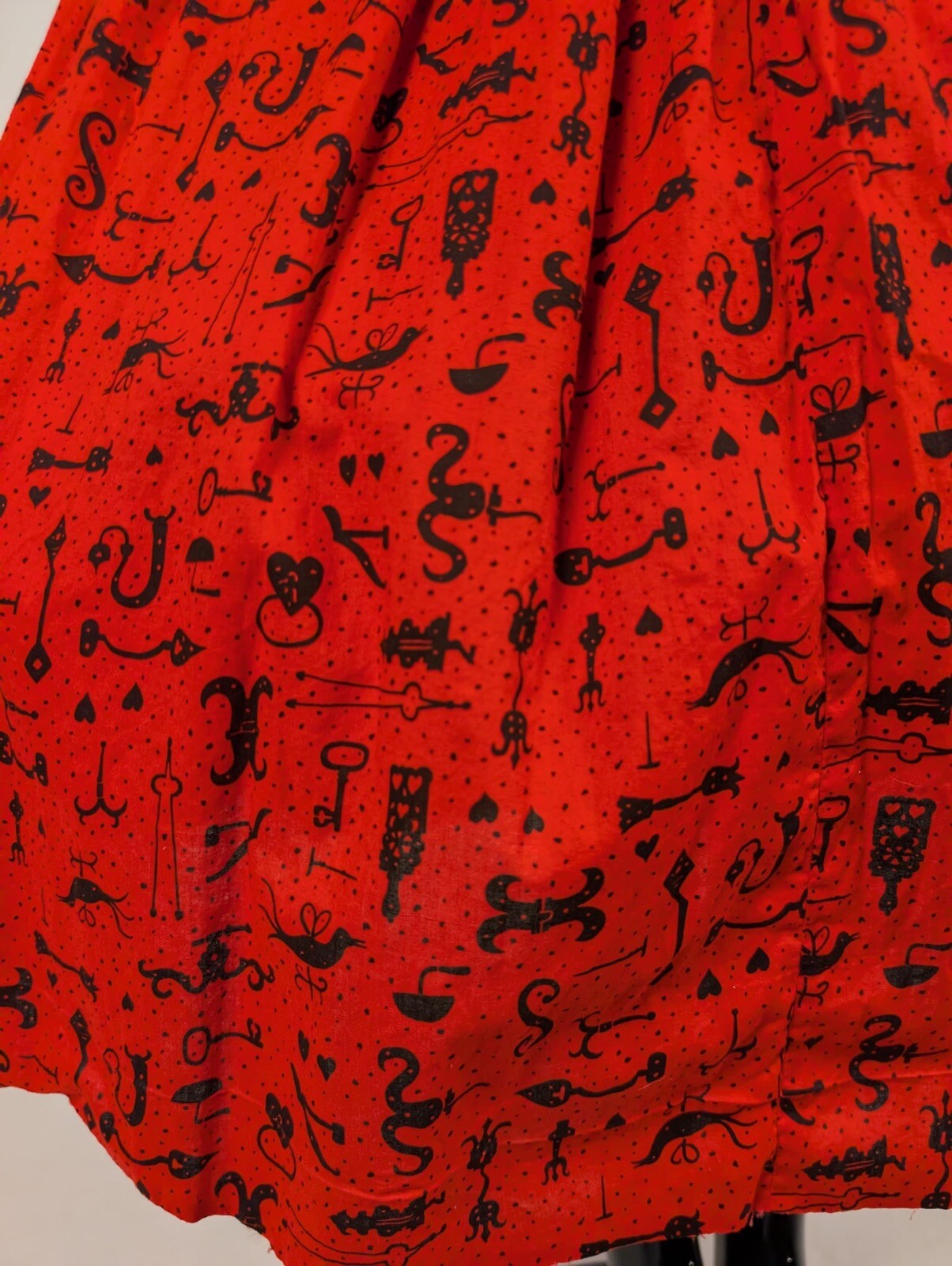 VINTAGE 1950’S RED COTTON SKIRT W 18TH C CAST IRON PRINT W HEARTS + KEYS