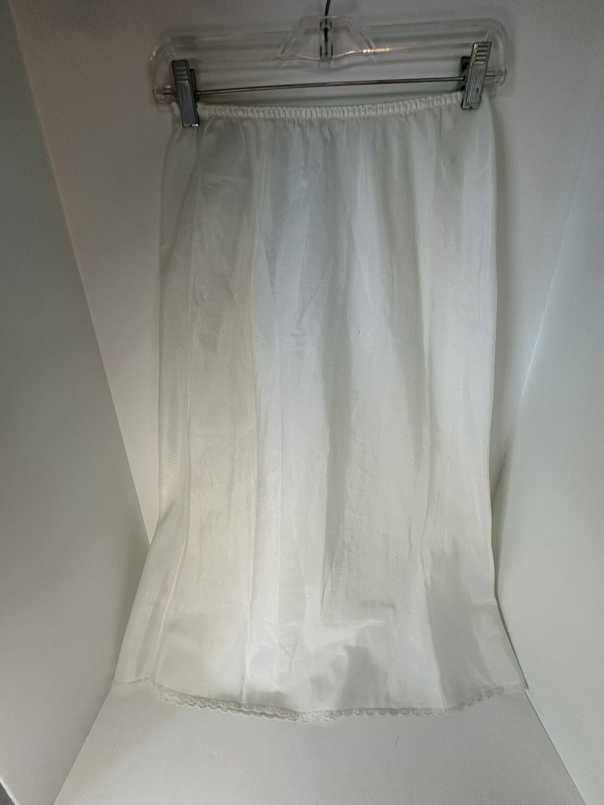 Warner’s SZ-M VTG PERFECT MEASURE WHITE SLIP 31 inches White LACE TRIM 55304