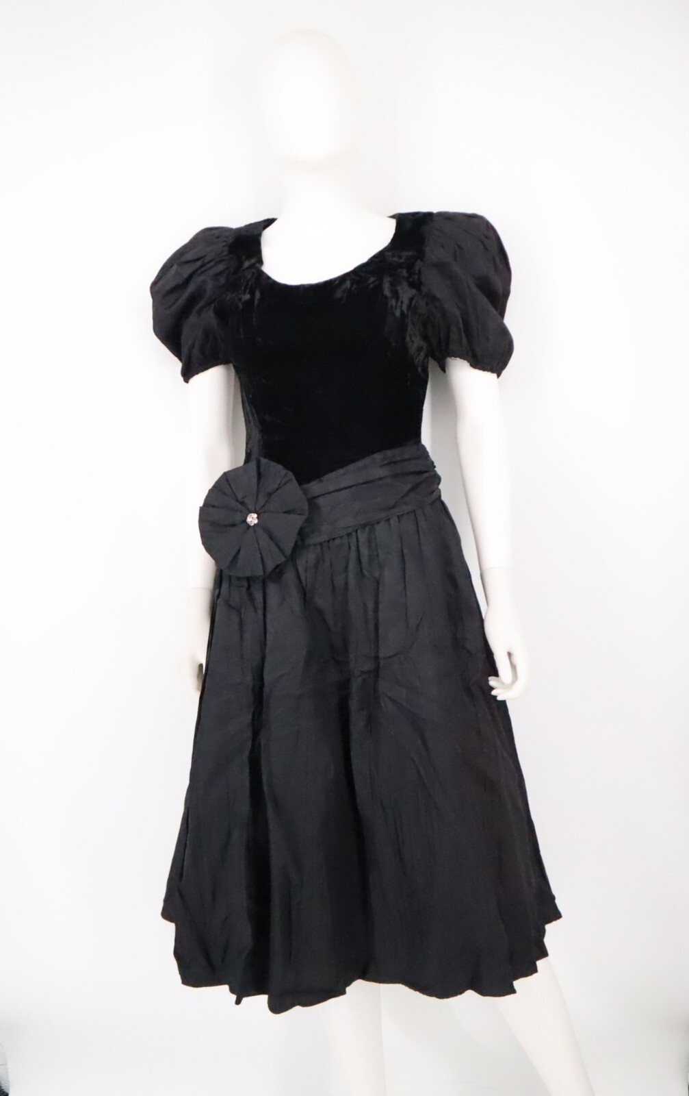 Roberta California Women’s 5/6 Vintage 80s Black Velvet Puff Sleeve Prom Dress