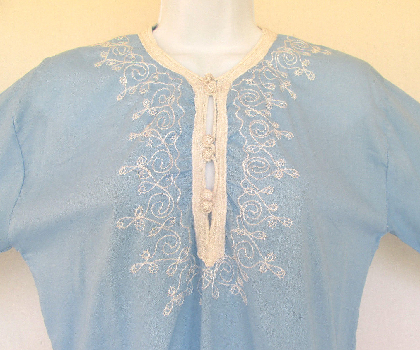 VINTAGE 1960s EMBROIDERED TOP BLUE WHITE FROG BUTTONS POLY COTTON LINEN