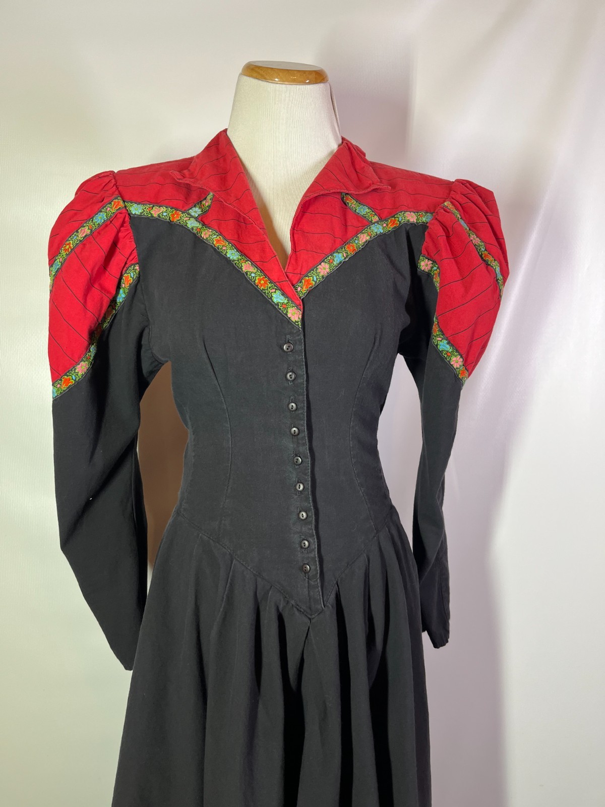 Vintage 1980s MENU Size 8 Western Style Dress V-Waist Puffed Sleeves *Flaw