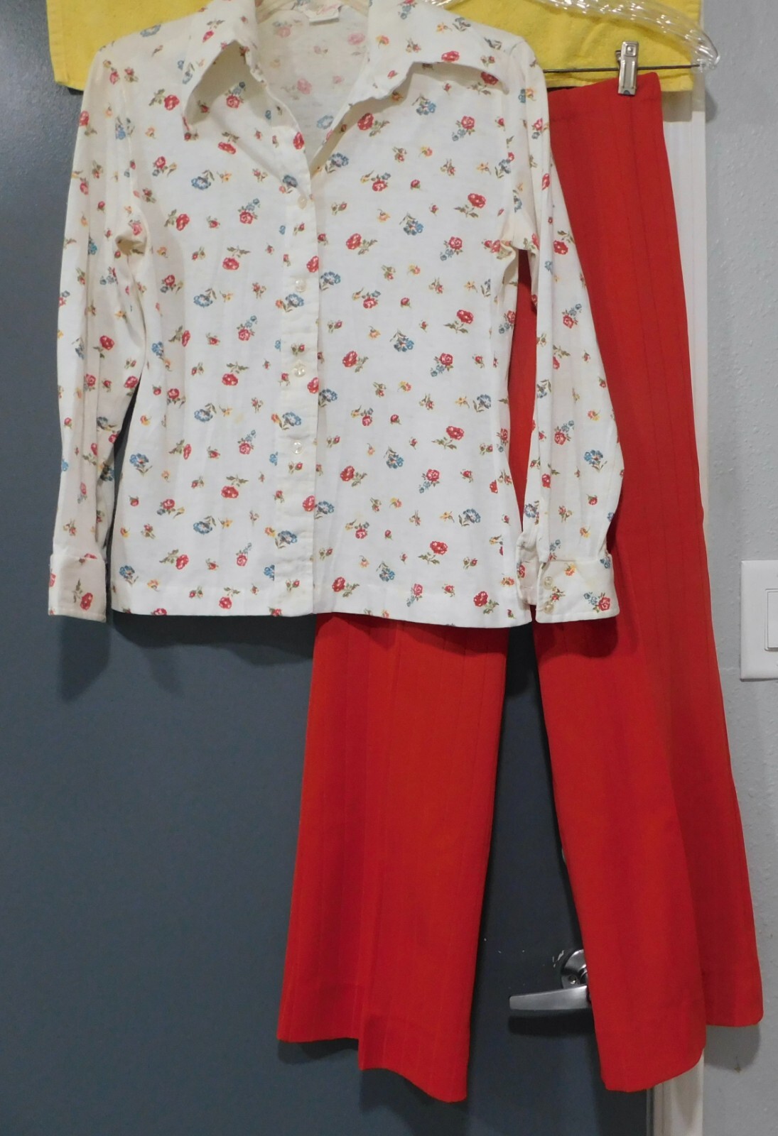 VTG 60s 70’s BELL BOTTOM PANTS TEXTURE POLY W FLOWER TOP OUTFIT SET WOMENS S /M