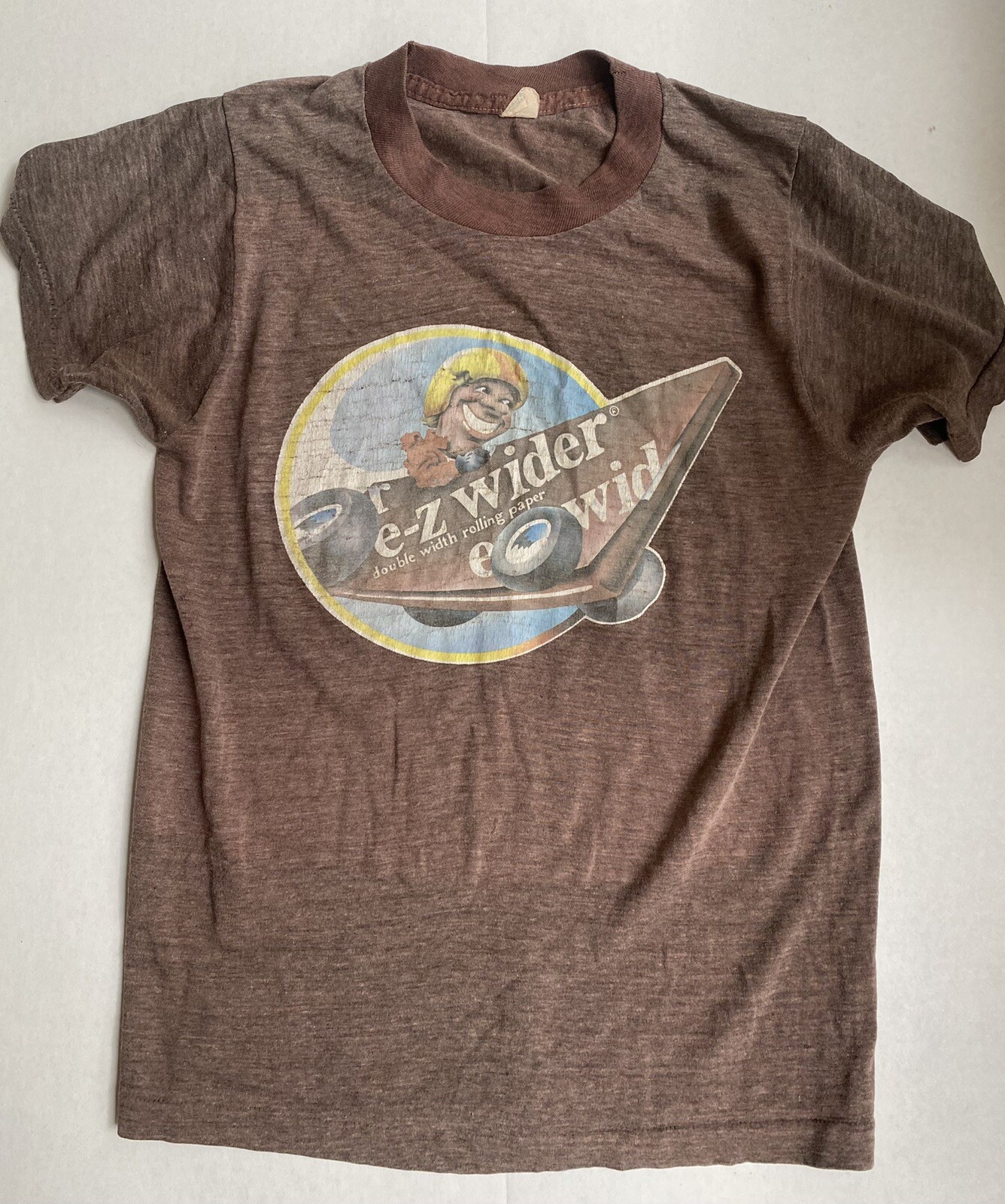 e-z wider vintage Women’s T shirt 1972 (?) brown with racer on front