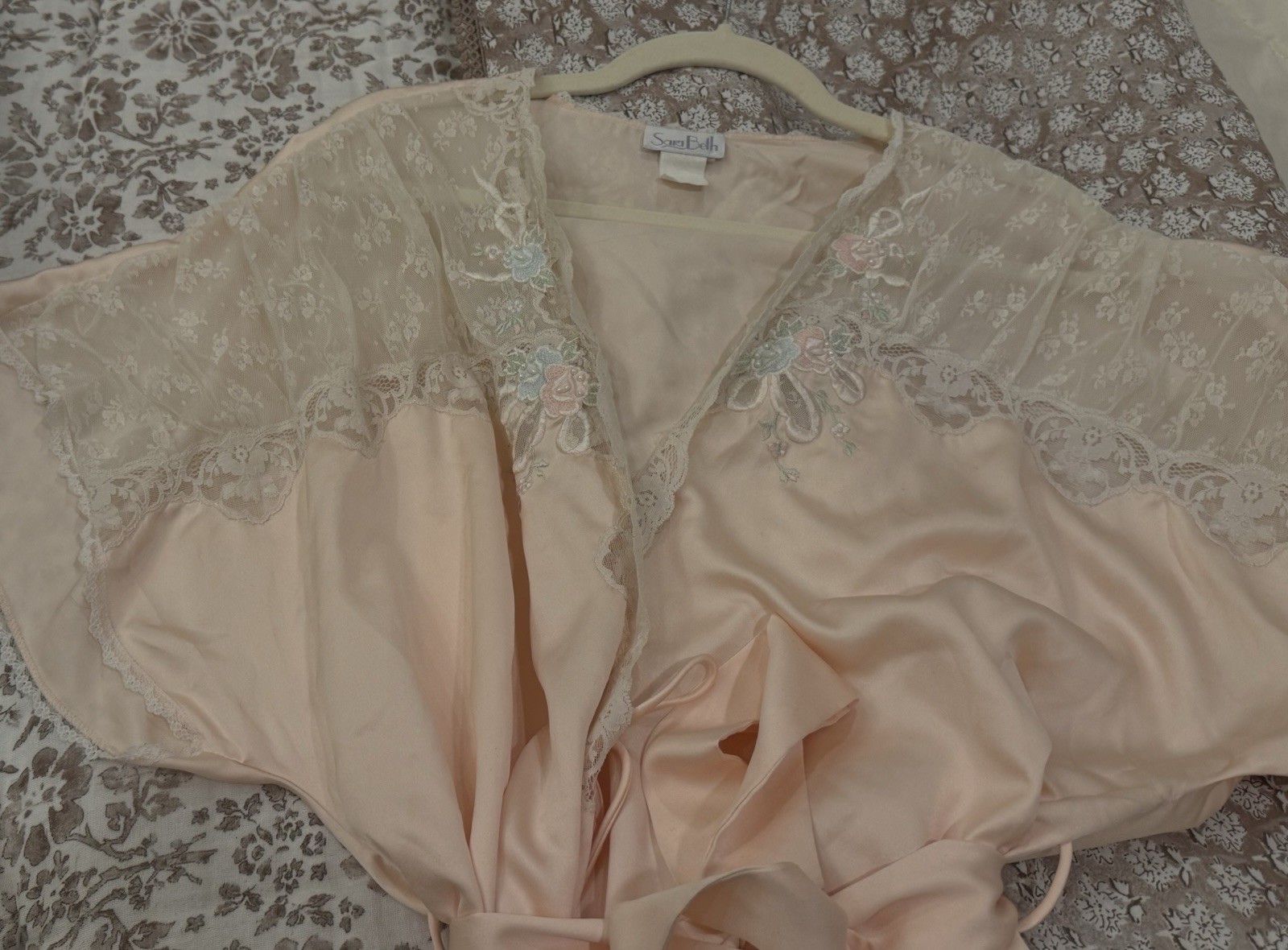 Vintage Sara Beth Pink Satin Peignoir Robe Lace Floral Embroidered Pastel