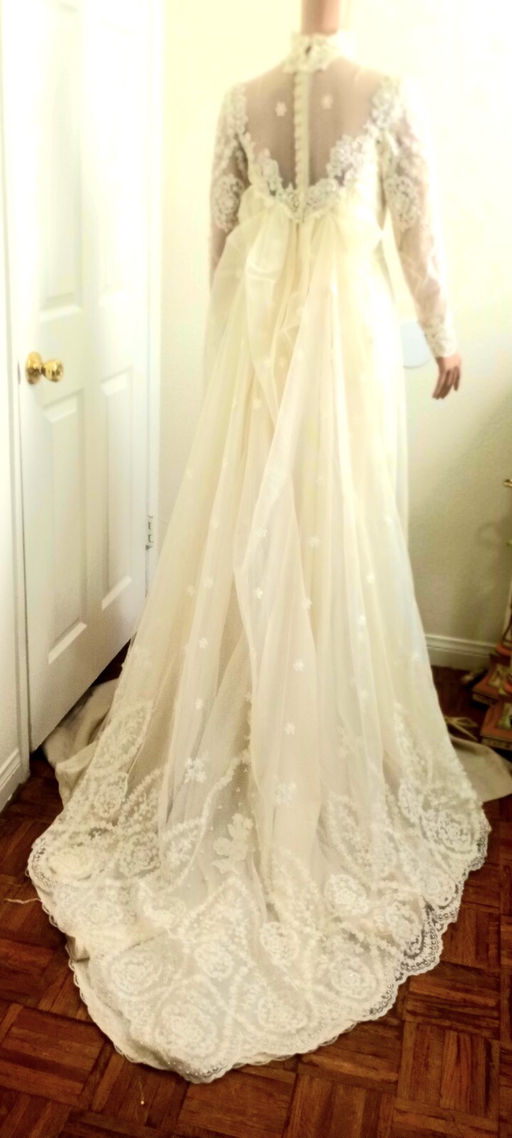 VINTAGE 60’s FRENCH CHANTILLY LACE HANDMADE BEIGE CLASSIC WEDDING DRESS SIZE 4