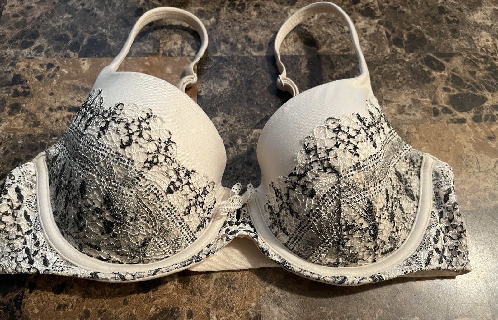 VICTORIAS SECRET BODY BY VICTORIA LIGHTLY LINED DEMI BRA ! 32 D
