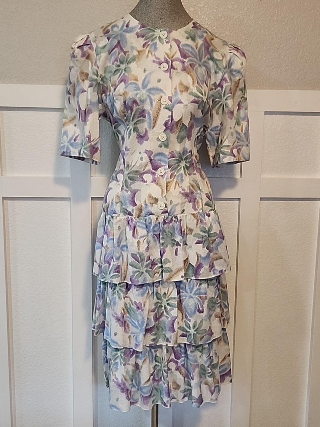 VINTAGE DW3 WOMAN FLORAL DRESS SHORT SLEEVES MULTI-COLOR USED