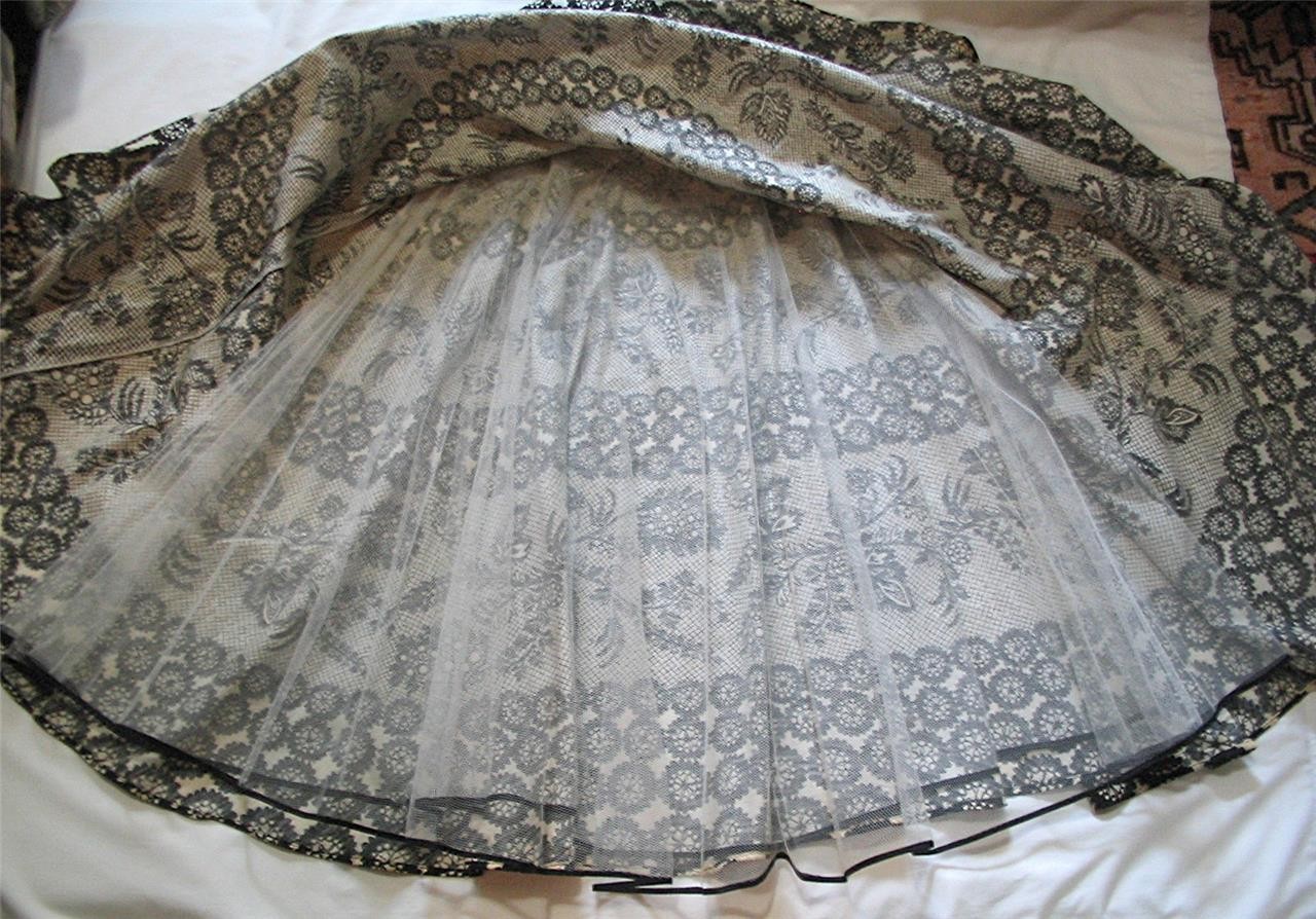 VINTAGE 1950S~BLACK & WHITE CIRCLE SKIRT W INNER CRINOLINE~SM~25″WAIST~196″SWEEP