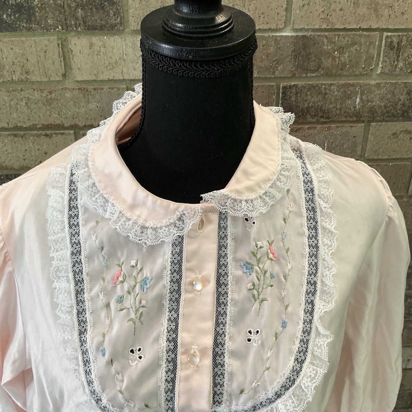 Size M – VINTAGE Barbizon Cuddleskin White Nightgown Long Sleeve Collared #23609