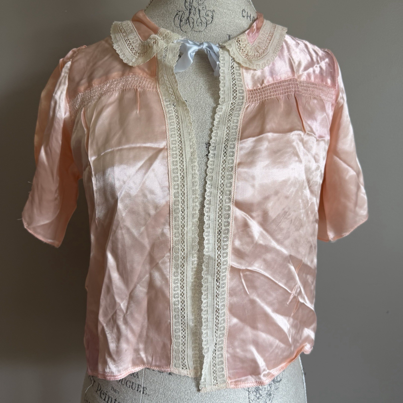 Vintage 30’s Silky Peach Bed Jacket S/M Lace Trim Peter Pan Collar Charming