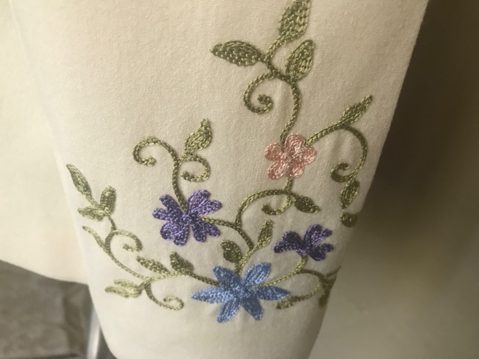 Vintage70′ light cream wool Union Made jacket finished with colorful embroidery