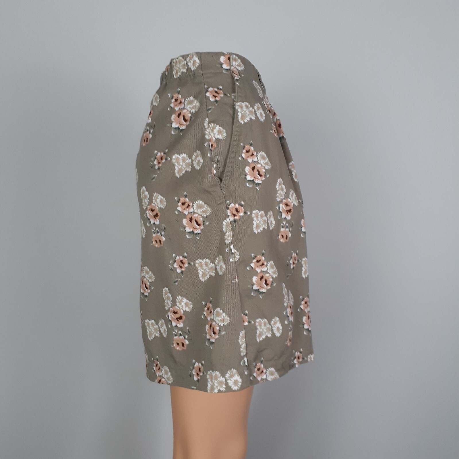 90’s Vintage Floral Shorts by Northwest Blue Size 8 Pleat Front Shorts