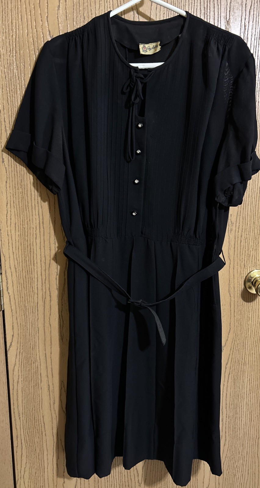 Vintage Cay Artley 1940’s Crape Rayon Black Short Sleeve Dress w Belt. Read