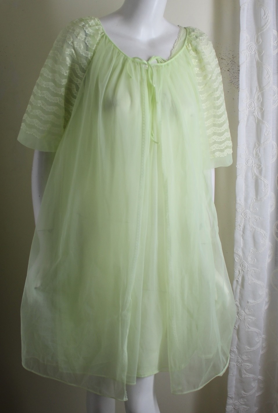 as is Sears Vintage 1960s 70s 32/34 S Lemon Ice Pegnoir Set and Gown