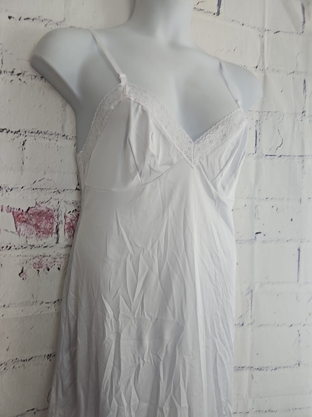 Vassarette Full Slip White Size 22″ 36/42 Satin Nylon Adjustable Straps V-neck