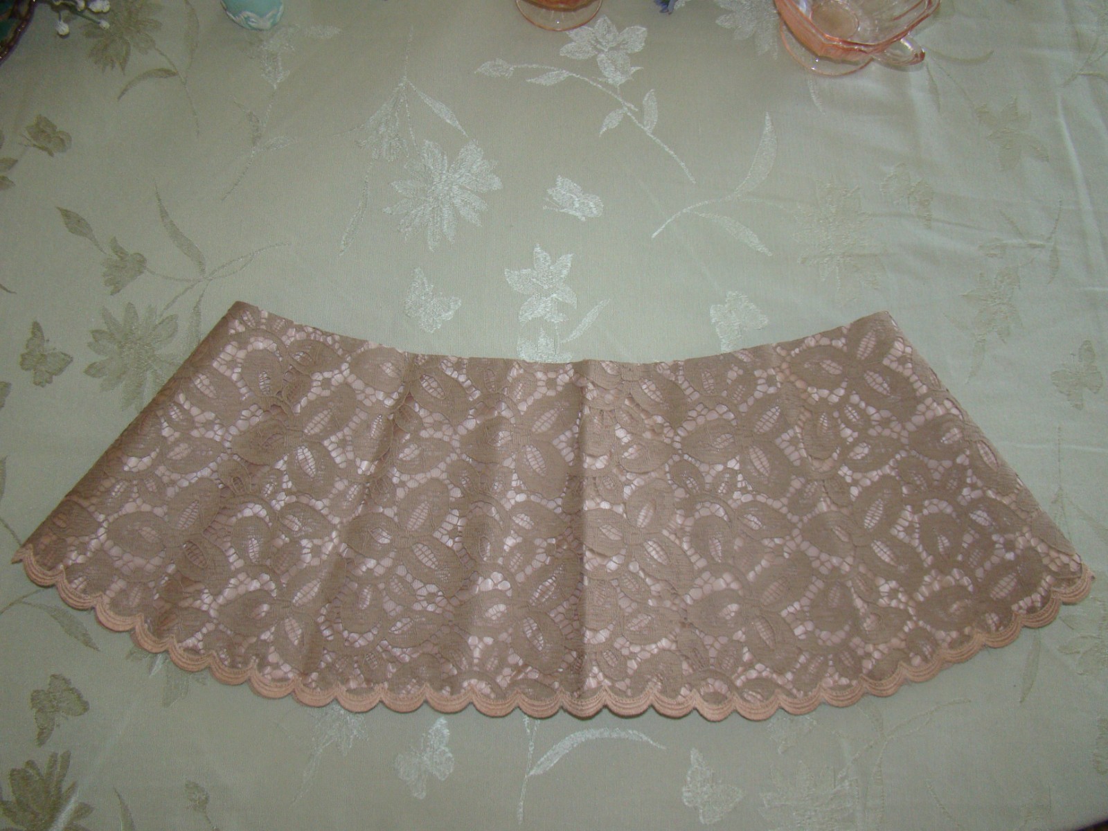 RARE MID CENTURY CUSTOM DETACHABLE CAFE AU LAIT FABRIC LACE COLLAR STOLE CAPE