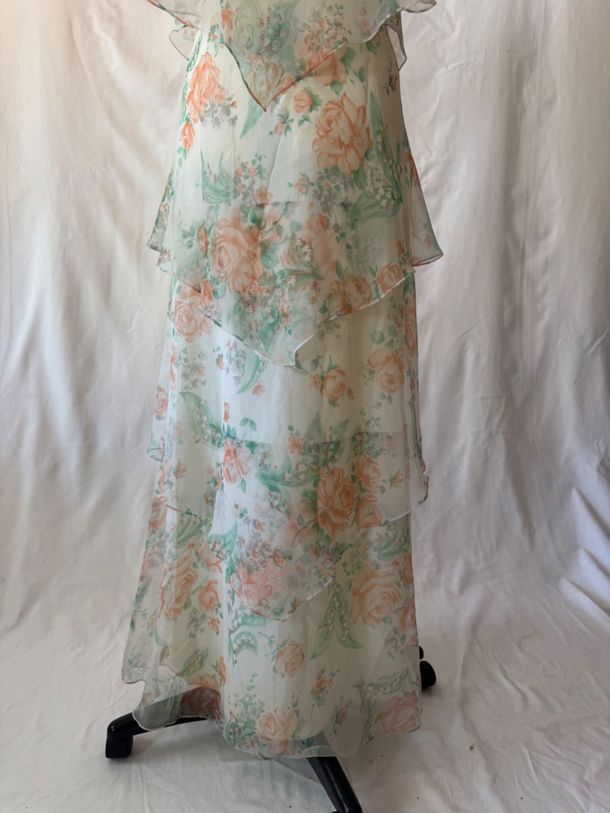 Vintage 1970s Poly Chiffon Tier Floral Dress w Built in Lining & Flutter Sleeves